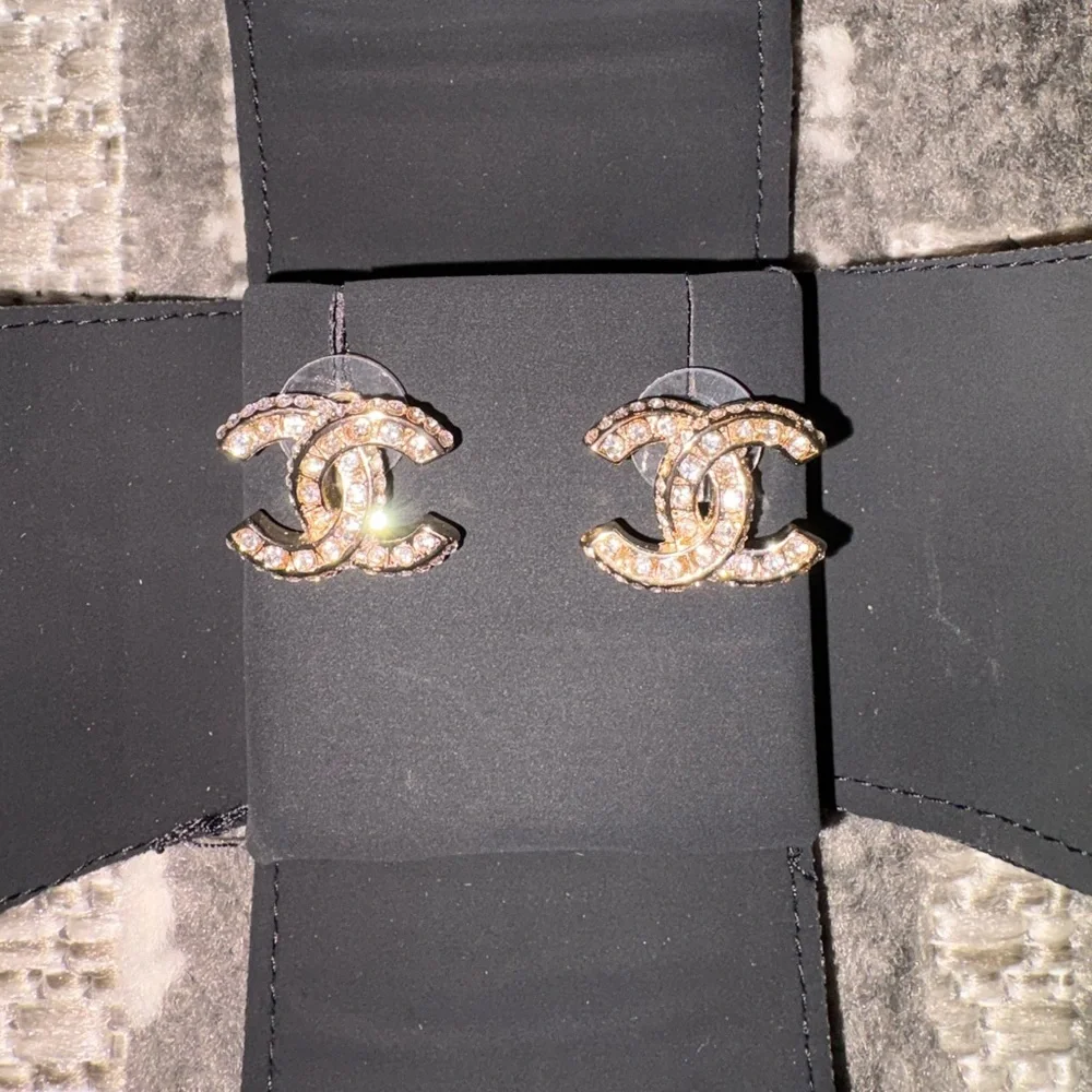 CHANEL Gold and pearl Logo Earrings - Picture 5 of 11